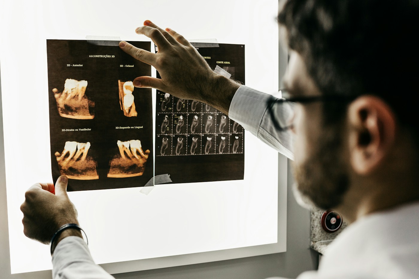 Profissional durante atendimento odontológico