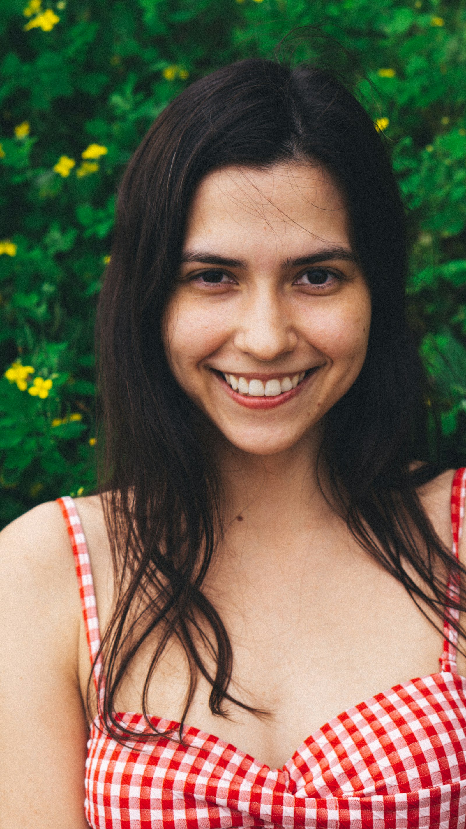 Pessoa sorrindo em retrato ao ar livre