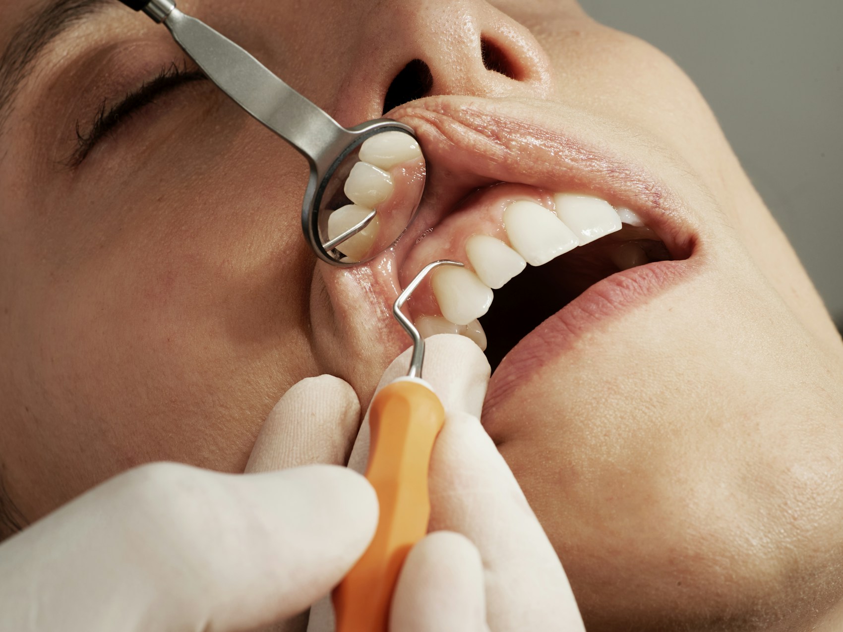 Dentista conversando com paciente durante atendimento odontológico